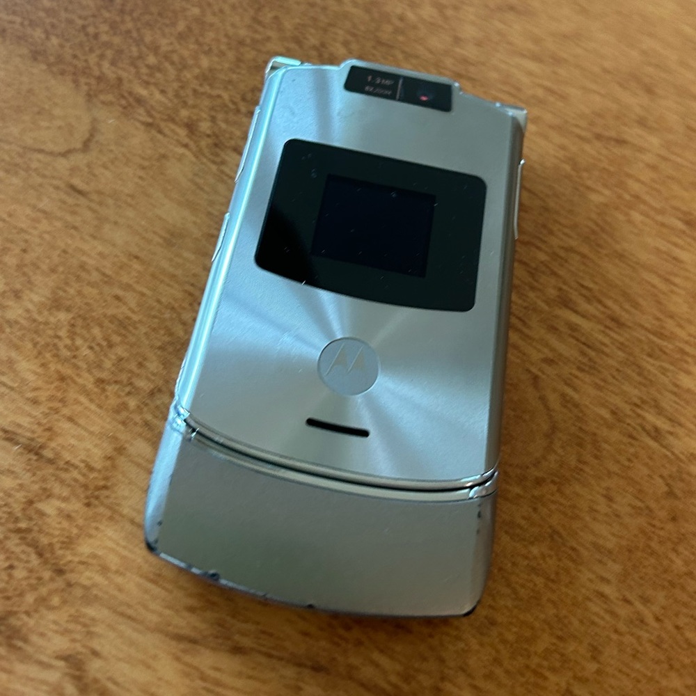Original Motorola RAZR V3 Flip Mobile Phone